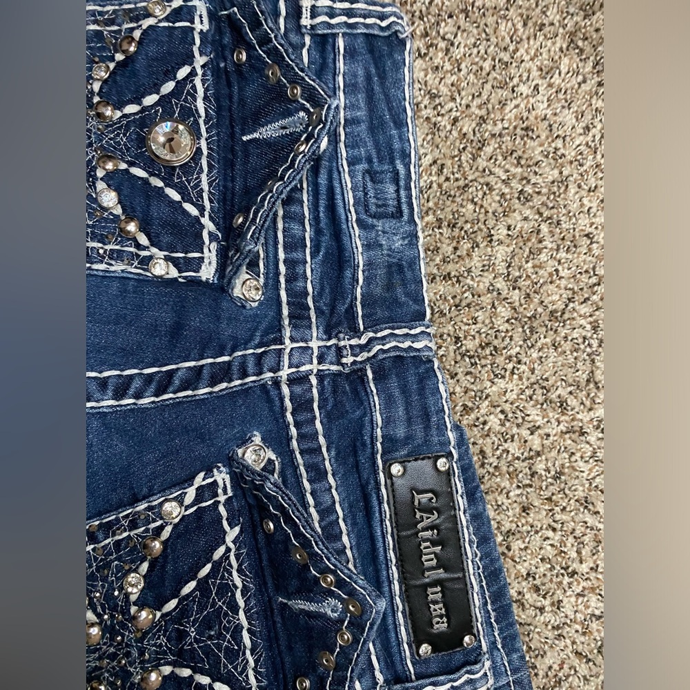 La Idol usa capri jeans